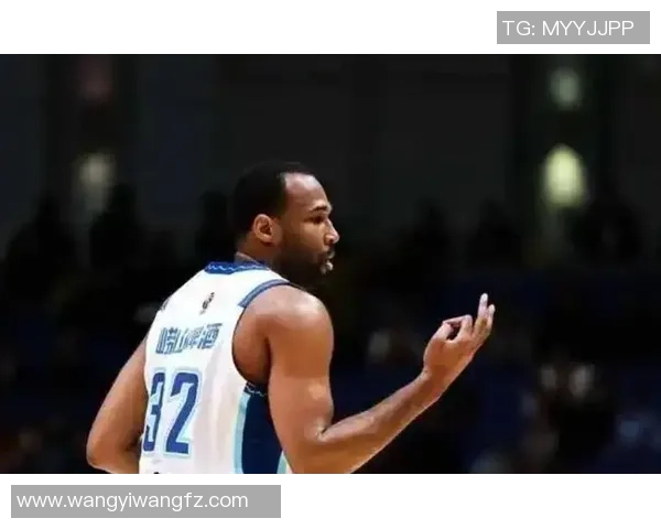 14-10！这便是汤普森近五战的改动，背靠背坚持上场6记三分定江山